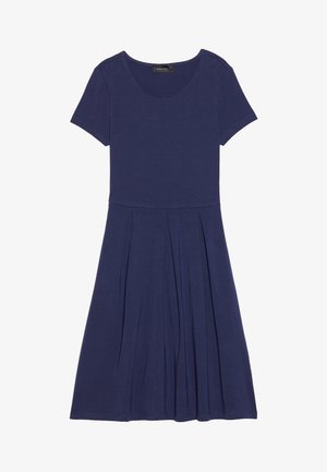 Granatowa sukienka do kolan wykonana z miękkiego materiału, z krótkimi rękawami i plisowanym fasonem, posiadająca okrągły dekolt.