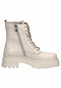 Botas de tobillo de color beige claro con un acabado de cuero texturizado, cordones en la parte delantera, cremallera lateral y suela de goma gruesa. Detalles de costura a lo largo del borde.