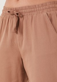LELA REGULAR FIT - Hlače - camel