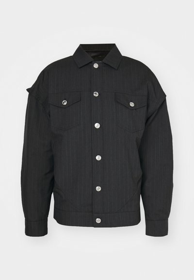 Zwarte pinstriped jas van een Textuurstof, met een kraag, zilveren knopen en twee voorzakken met kleppen.