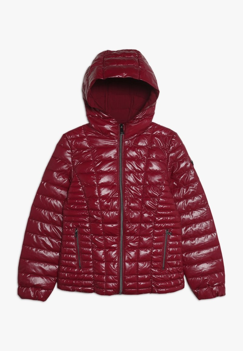 Veste matelassée rouge brillante avec capuche, fermeture éclair frontale et deux poches latérales zippées, conçue pour la chaleur et un usage décontracté.