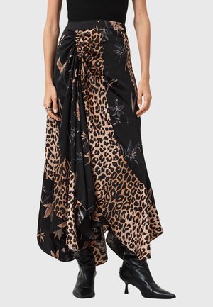 Gonna maxi che presenta una fusione di stampa leopardata e motivi floreali su tessuto nero, con dettagli arricciati in vita e una silhouette fluida.
