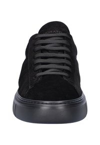 Schwarze Wildleder-Sneaker mit runder Zehenpartie, flachen schwarzen Schnürsenkeln und strukturierten schwarzen Gummisohlen. Minimalistisches Design ohne sichtbare Logos.