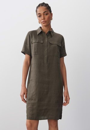Olivenfarbenes Leinenhemdkleid mit kurzen Ärmeln, Knopfleiste, zwei Brusttaschen und einem lockeren Schnitt, der bis zur Mitte des Oberschenkels reicht.