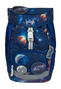 Modrý nylonový batoh s galaktickým vzorem zahrnujícím planety, stříbrné kovové prvky, přední zipovou kapsu a nášivky s vesmírnou tématikou.