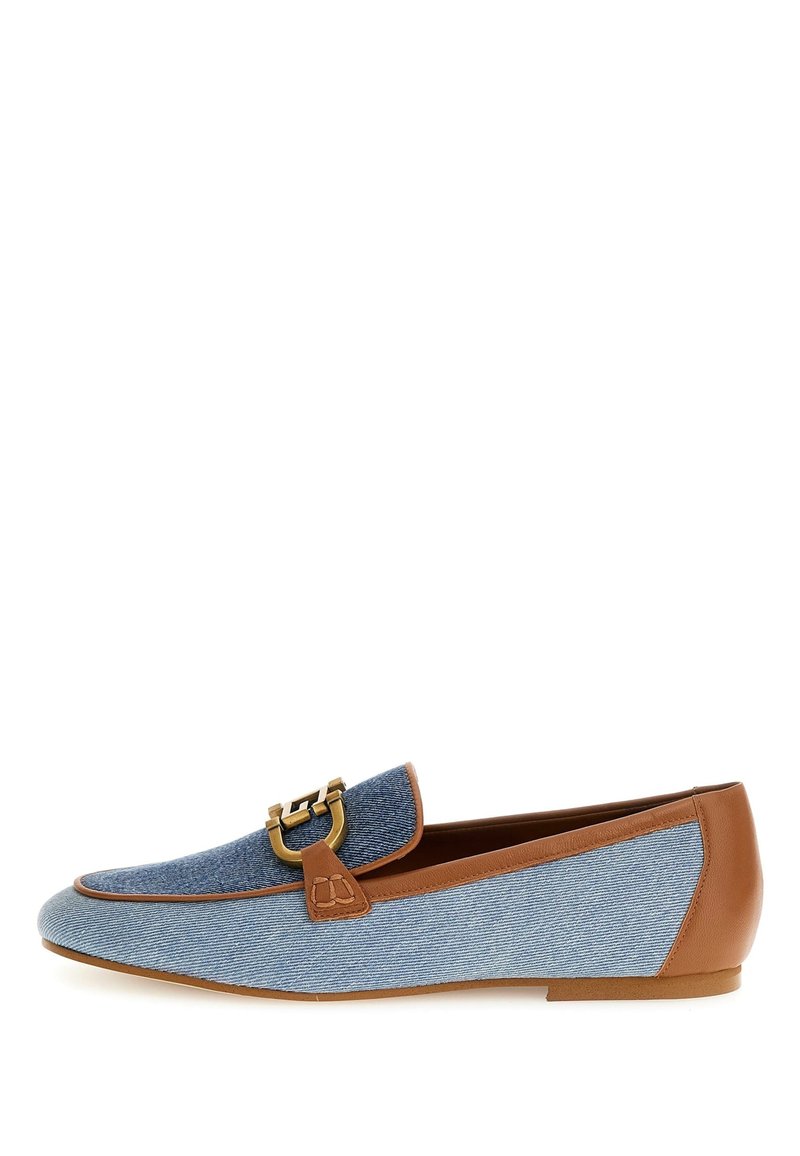 Mocassini in denim con accenti in pelle marrone, caratterizzati da una fibbia in tonalità oro, punta rotonda e suola piatta.