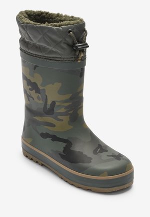 Botte en caoutchouc à motif camouflage avec haut de tige matelassé et fermeture à cordon, dotée d'une semelle robuste et d'une doublure en polaire vert olive.