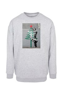 Grå sweatshirt med ett framsidegrafik av ett grönt träd med en röd stjärna, som visar två barn, ett på den andres axlar.