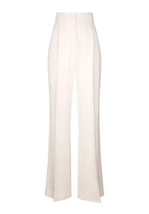 Kobiece szerokie spodnie z plisami w jasnej kremowej kolorystyce, wykonane z lekkiego materiału, z wysokim stanem i bocznymi kieszeniami, o czystych liniach.