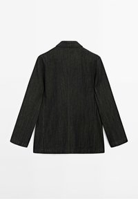 Veste en denim noir à coupe droite, col à revers cranté, manches longues et texture visible. Design minimaliste sans fermetures à l'arrière.