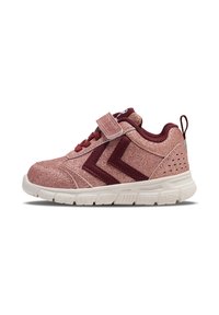 Różowe sneakersy z brokatem z bordowymi akcentami, z rzepem, teksturowanym materiałem oraz trwałą białą gumową podeszwą z rowkami.