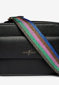 Borsa in pelle nera con texture, logo dorato "Love & Roses" e una larga tracolla regolabile con strisce blu, marroni, rosa, verdi e grigie.