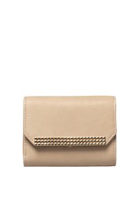 Beige leren portefeuille met een klep die omgevouwen kan worden, voorzien van een rij ronde metalen studs aan de voorkant voor extra detail. Gladde textuur.