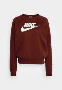 Vinröd sweatshirt med rundad halsringning, raglanärmar och en stor vit Nike-logotyp över bröstet. Tillverkad av bomull, mjuk textur.