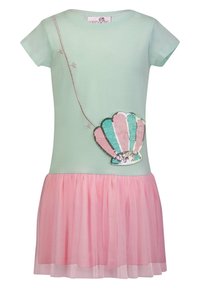 Vestido verde claro con falda de tul rosa. Presenta un diseño de concha con lentejuelas y embellimientos de estrellas plateadas en el corpillo. Mangas cortas.