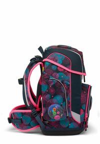 Zaino con un design blu scuro e rosa caratterizzato da motivi floreali circolari. Ha spalline imbottite, cerniere e un accentuativo unico di medusa.