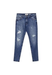 Jeans de mezclilla azul desgastada con corte ajustado, que presentan varios parches desgastados y dobladillos deshilachados. Diseño clásico de cinco bolsillos.