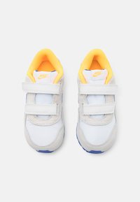 Nike Sportswear NIKE MD VALIANT (TDV) - Sapatilhas - summit white/racer blue/racer blue/white