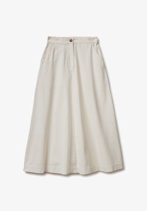 Una larga falda de color crema, hecha de tela texturizada, que cuenta con un cierre de botones, dos bolsillos laterales y una silueta recta y fluida.