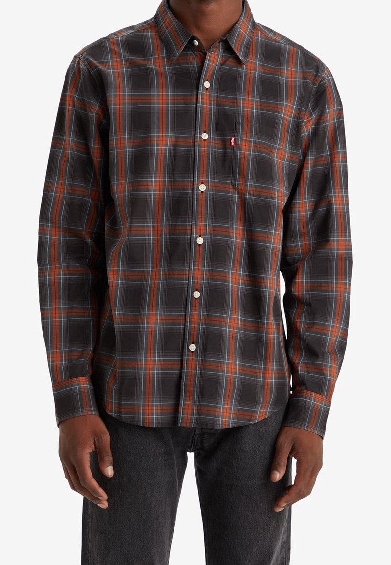 Camisa de cuadros abotonada en gris oscuro con rayas naranjas y azules, con un cuello estándar y un bolsillo en el pecho. Material de mezcla de algodón.