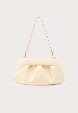 Beige Lederhandtasche mit gesammelten Falten, goldenen Beschlägen und einem einzelnen dünnen Schulterriemen vor einem schlichten Hintergrund.