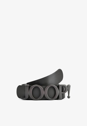 Schwarzer Ledergürtel, aufgerollt, mit großen dunklen Metallbuchstaben, die "JOOP!" als Schnalle auf weißem Hintergrund bilden.
