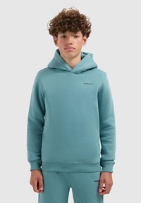 Turquoise hoodie van zachte stof, met een kangoeroezak, geribde mouwen en een contrasterend merklogo op de borst.