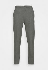 Pantaloni grigi realizzati in un tessuto testurizzato con una vestibilità slim. Presentano una chiusura con bottone e passanti per la cintura, con dettagli delle pieghe sulla parte anteriore.