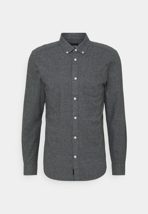 Chemise à manches longues gris foncé avec boutons, col boutonné et poche poitrine, présentée sur un fond blanc.