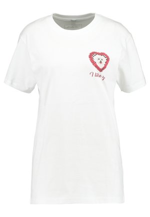 Biela bavlnená tričko s krátkymi rukávmi, ktoré má červený dizajn srdca s ilustráciou psa a textom "Mám rád y" pod grafikou.