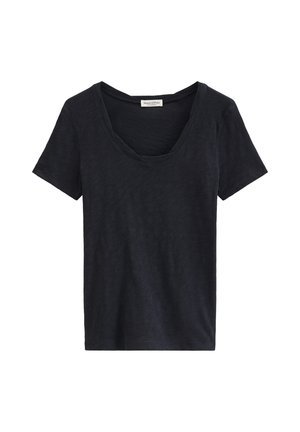 Schwarzes T-Shirt mit kurzen Ärmeln, einem abgerundeten Ausschnitt und einem sichtbaren weißen Etikett im Kragen.