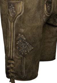 Pantalones cortos de cuero marrón con intrincados bordados florales, superficie texturizada y un bolsillo lateral con costuras decorativas. Detalle de cordones en el dobladillo.