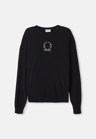 Svart tröja med rund halsringning, långa ärmar och ribbade muddar. Har en vit broderad krans och rosett-design på framsidan.