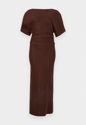 Braunes, knöchellanges Kleid mit kurzen Ärmeln, Boot-Ausschnitt und geraffter Taillenpartie vor einfarbigem Hintergrund.