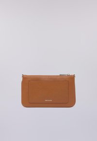 Borsa a pochette in pelle marrone con una forma rettangolare, chiusura con zip e tasca frontale. Presenta un sottile logo impresso nella parte inferiore.