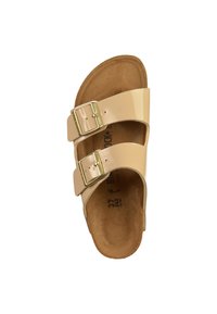 Sandalo beige a due fasce con finitura brillante in vernice, rifiniture con fibbia dorata e soletta sagomata marrone progettata per il comfort. Taglia 37.
