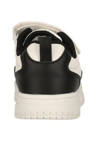 Vit sneakers med svarta läderdetaljer, strukturerad svart tung och hälflik. Har en slitstark vit gummisul och en vadderad krage.