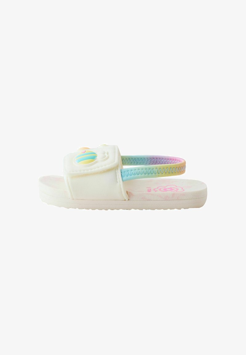 Sandale blanche pour tout-petit avec bride ajustable, bride élastique au talon aux couleurs de l’arc-en-ciel et décoration de planète pastel à l’avant.