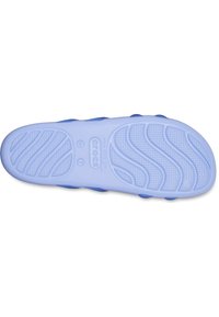 Semelle de sandale Crocs bleu clair montrant le motif de la bande de roulement et les marquages de taille sur fond blanc.