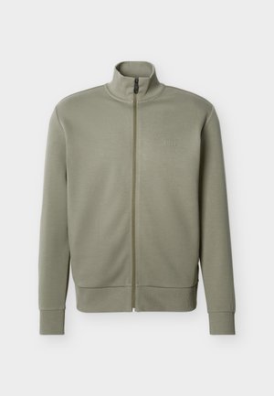 Ανδρικό τζάκετ χακί με φερμουάρ, ψηλό γιακά, ριμπ μανσέτες και τελείωμα, με διακριτικό λογότυπο "BOSS" στο στήθος.