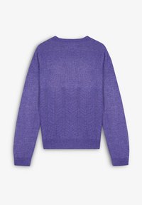 Lilla strikket sweater med ribbet kant og tekstureret chevron-mønster på ryggen. Lange ærmer og rund hals design.