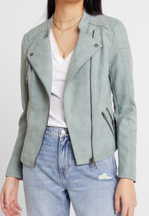 Veste en cuir synthétique vert menthe avec une coupe courte, des cols style motard, des poches zippées et des détails côtelés sur les épaules.