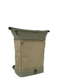 Olive zelena nahrbtnik z zasnovo za zvijanje, teksturirano tkanino in dvojnimi zadrgami za varno shranjevanje.