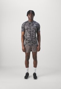 Under Armour PROJECT ROCK CAMP SHORT - Sportovní kraťasy - fresh clay/black