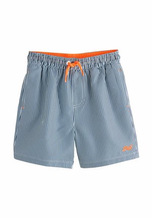 Shorts de bain rayés bleu et blanc avec une taille élastique, cordon orange et petit logo orange en bas à gauche.