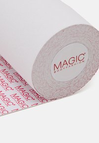 Rollo de tela blanca con el logo impreso en rojo "MAGIC BODYFASHION", textura suave, forma circular y capas de cinta visibles por debajo.