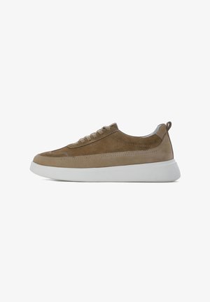 Zapatillas de ante marrón con cinco ojetes para cordones, suela de goma blanca, punta redondeada, detalles de costura y una pestaña en el talón para ponerlas con facilidad.
