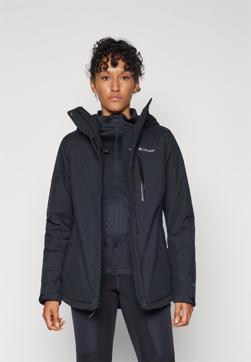 Schwarze isolierte Jacke mit Kapuze, mit Reißverschlusstaschen und einer strukturierten Innenschicht, die ein schlankes Design und strapazierfähigen Stoff aufweist.