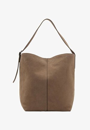 Braune Wildleder-Schultertasche mit einem breiten, abgerundeten Design, ausgestattet mit einem langen Tragegurt und einer zentralen Naht für strukturelle Details.