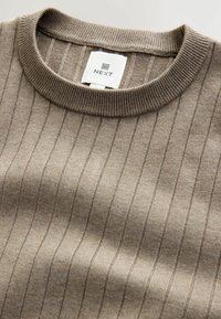 Pull en maille beige à côtes avec un col rond, featuring des rayures verticales étroites dans des teintes plus foncées. Tissu tissé avec une texture douce.